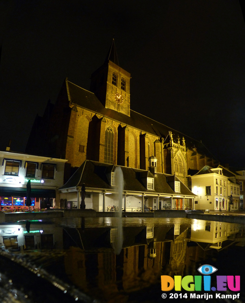 FZ003196-9 Sint-Joriskerk reflected in fountain basin, Amersfoort